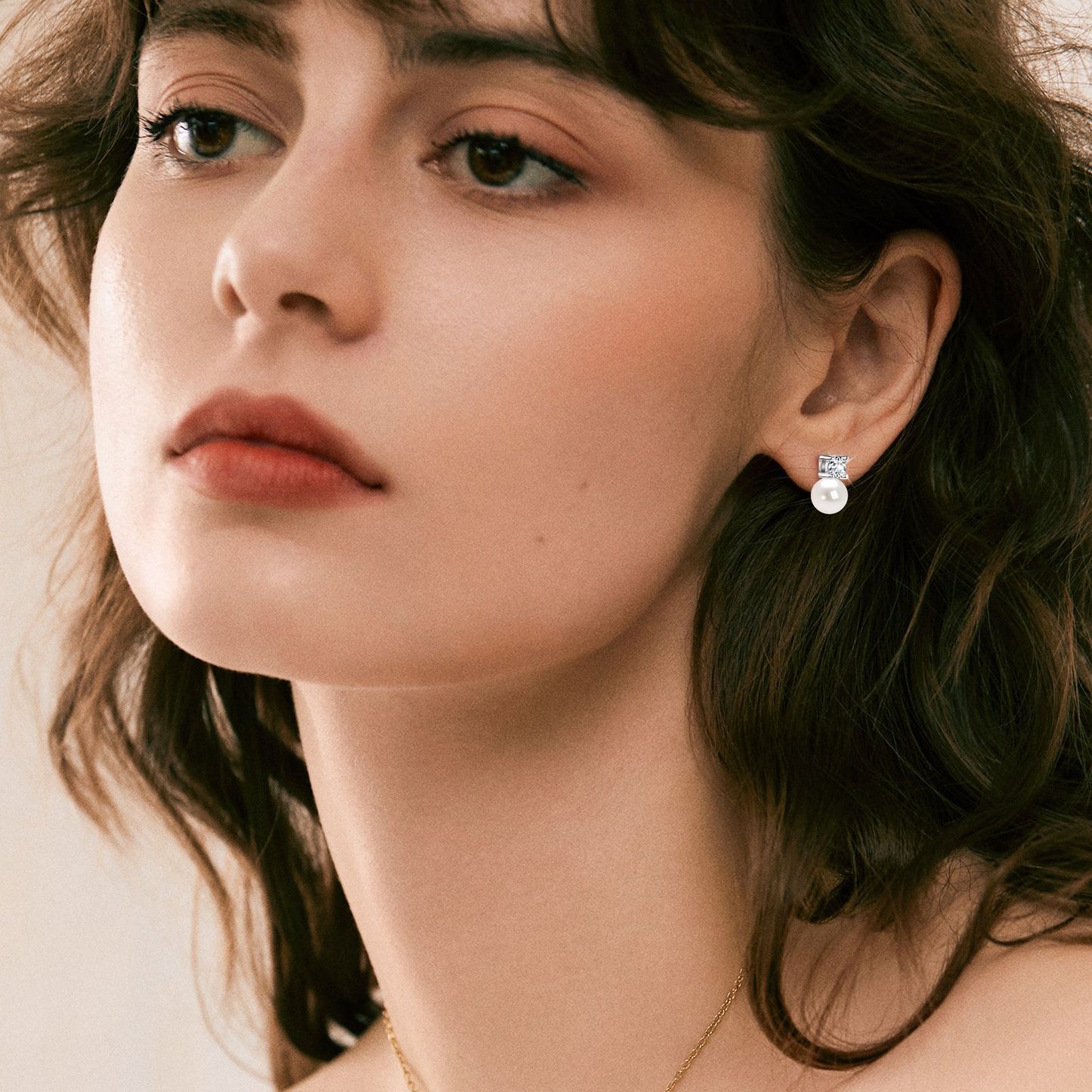 Fashionable freshwater pearl earrings
