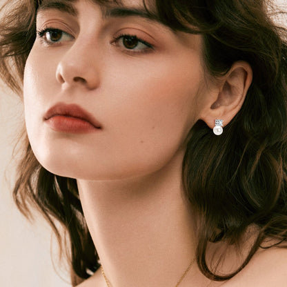 Fashionable freshwater pearl earrings