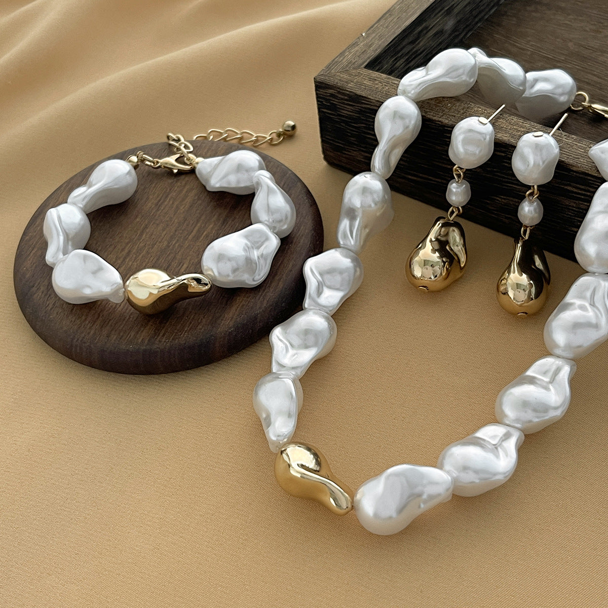 French retro imitation pearl Baroque necklace